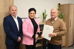 Zdjecia z podpisania umowy na budowę chodnika w Tujsku