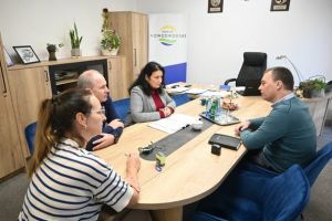 Zdjecia z podpisania umowy na opracowanie dokumentacji