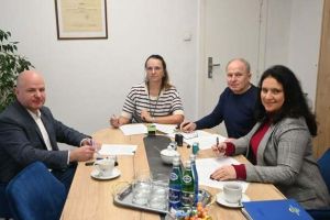 Zdjecia z podpisania umowy na opracowanie dokumentacji