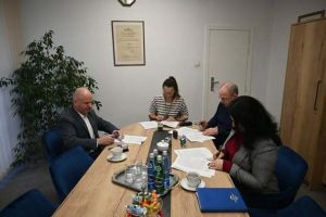 Zdjecia z podpisania umowy na opracowanie dokumentacji