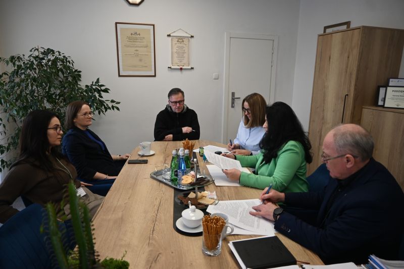 UMOWA NA BUDOWĘ HALI 1