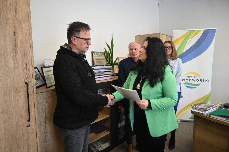 UMOWA NA BUDOWĘ HALI 3