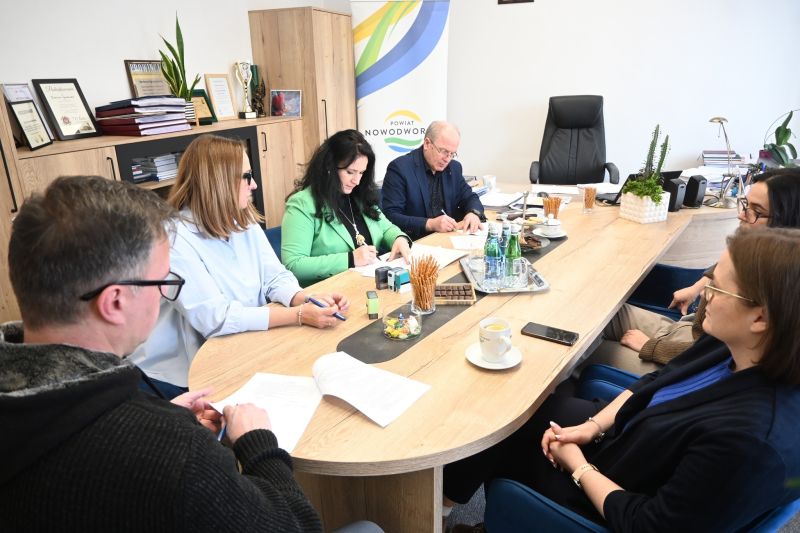 UMOWA NA BUDOWĘ HALI 4