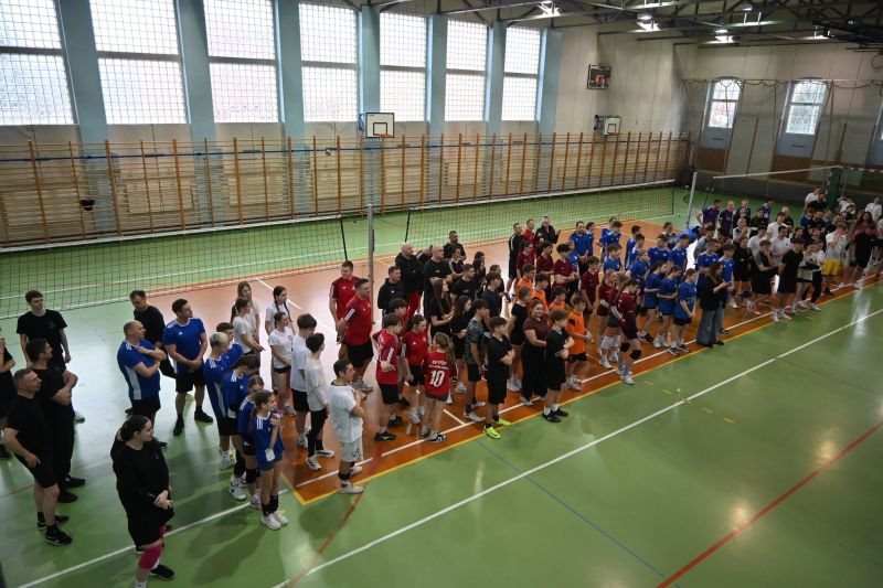 CHARYTATYWNY TURNIEJ PIŁKI SIATKOWEJ 3