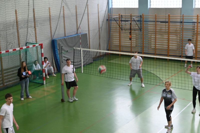 CHARYTATYWNY TURNIEJ PIŁKI SIATKOWEJ 9