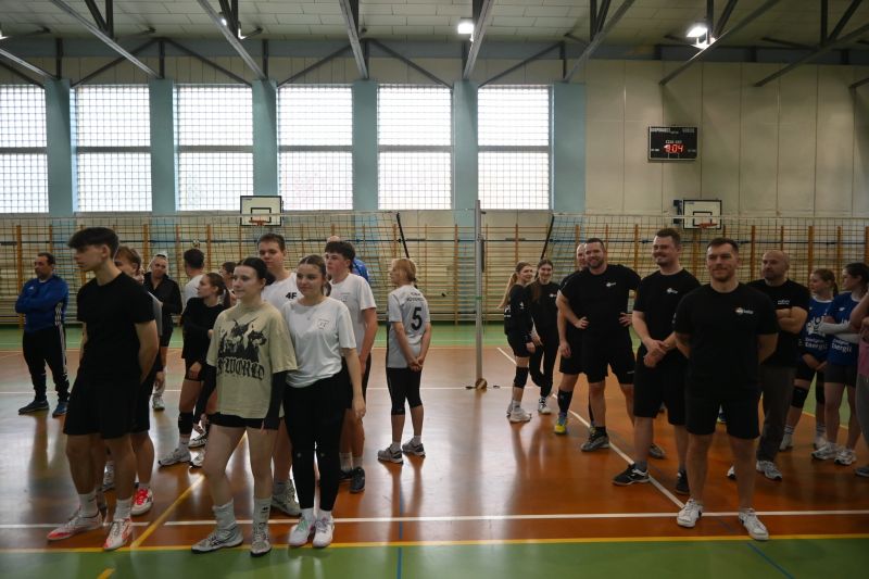 CHARYTATYWNY TURNIEJ PIŁKI SIATKOWEJ 10