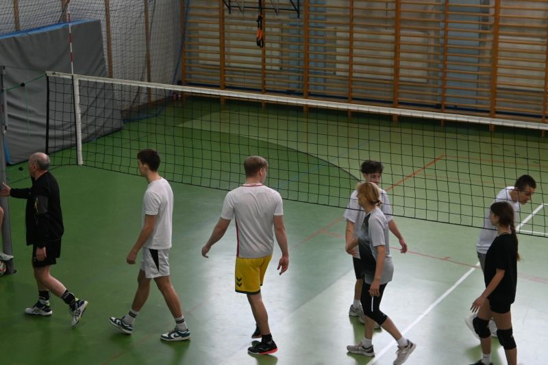 CHARYTATYWNY TURNIEJ PIŁKI SIATKOWEJ 12