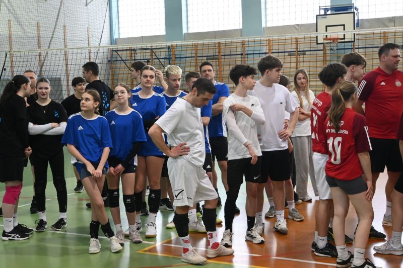 CHARYTATYWNY TURNIEJ PIŁKI SIATKOWEJ 13