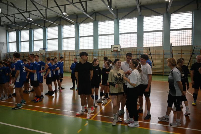 CHARYTATYWNY TURNIEJ PIŁKI SIATKOWEJ 14