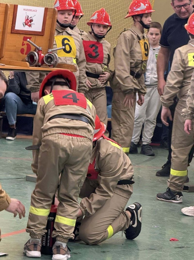 III Halowe Dziecięce Zawody Sportowo-Pożarnicze 12