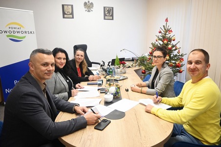PODPISANIE UMOWY NA REALIZACJĘ ROBÓT DROGOWYCH W RAMACH ZAMÓWIENIA PUBLICZNEGO W ZAKRESIE BUDOWY ZATOK POSTOJOWYCH NA UL. MORSKIEJ W JANTARZE