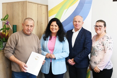 UMOWA NA BUDOWĘ CHODNIKA W MARZĘCINIE